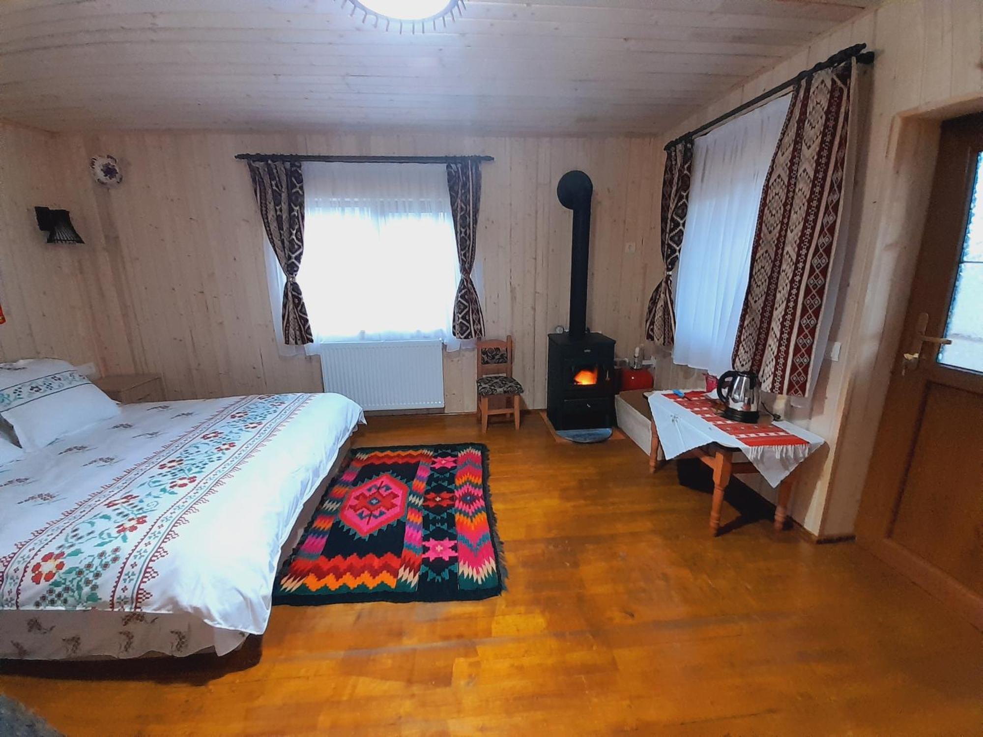 Casa De La Ferma Mariuca Villa Berbesti Bagian luar foto